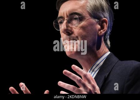 Jacob Rees-Mogg (Staatssekretär für Wirtschaft, Energie und Industriestrategie), Rede auf der Konferenz am 2. Tag, fotografiert während der Herbstkonferenz der Konservativen Partei, die am Montag, dem 3. Oktober 2022 im International Convention Center in Birmingham stattfand. Bild von Julie Edwards. Stockfoto