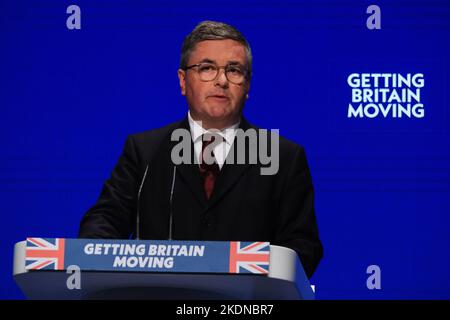 Sir Robert Buckland (Staatssekretär für Wales) spricht über die Konferenz, die während der Herbstkonferenz der Konservativen Partei im International Convention Center in Birmingham am Sonntag, dem 2. Oktober 2022, fotografiert wurde. Bild von Julie Edwards. Stockfoto