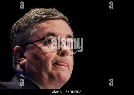 Sir Robert Buckland (Staatssekretär für Wales) spricht über die Konferenz, die während der Herbstkonferenz der Konservativen Partei im International Convention Center in Birmingham am Sonntag, dem 2. Oktober 2022, fotografiert wurde. Bild von Julie Edwards. Stockfoto