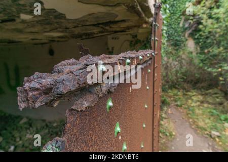 Nahaufnahme der verrosteten Stahltür im alten Militärbunker des zweiten weltkriegs an der französischen Küste, Bretagne, Frankreich Stockfoto