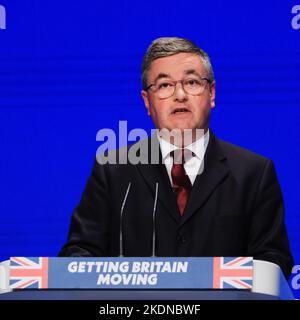 Sir Robert Buckland (Staatssekretär für Wales) spricht über die Konferenz, die während der Herbstkonferenz der Konservativen Partei im International Convention Center in Birmingham am Sonntag, dem 2. Oktober 2022, fotografiert wurde. Bild von Julie Edwards. Stockfoto