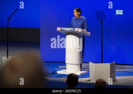 Suella Braverman, (Innenministerin), spricht am 3. Tag über die Konferenz während der Sitzung „Delivering better public Services“, die während der Herbstkonferenz der Konservativen Partei am Dienstag, dem 4. Oktober 2022, im International Convention Center in Birmingham, stattfand. Bild von Julie Edwards. Stockfoto