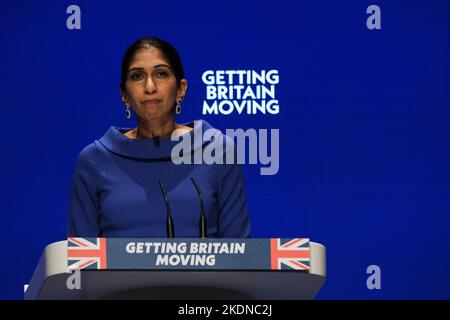 Suella Braverman, (Innenministerin), spricht am 3. Tag über die Konferenz während der Sitzung „Delivering better public Services“, die während der Herbstkonferenz der Konservativen Partei am Dienstag, dem 4. Oktober 2022, im International Convention Center in Birmingham, stattfand. Bild von Julie Edwards. Stockfoto