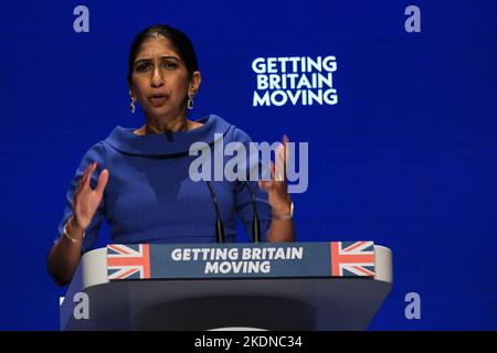 Suella Braverman, (Innenministerin), spricht am 3. Tag über die Konferenz während der Sitzung „Delivering better public Services“, die während der Herbstkonferenz der Konservativen Partei am Dienstag, dem 4. Oktober 2022, im International Convention Center in Birmingham, stattfand. Bild von Julie Edwards. Stockfoto