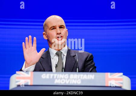 Jake Berry (Parteivorsitzender) , spricht über die Konferenz am letzten Tag, die während der Herbstkonferenz der Konservativen Partei im International Convention Center in Birmingham am Mittwoch, dem 5. Oktober 2022, fotografiert wurde. Bild von Julie Edwards. Stockfoto