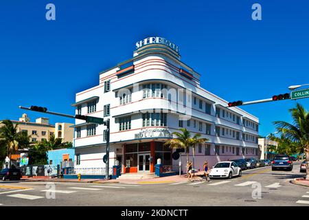 Miami, USA - 27. Juli 2010: Mittagsansicht auf dem Ocean Drive in Miami Beach, Florida. Die Art déco-Architektur in South Beach ist eines der wichtigsten touristischen Attraktionen Stockfoto