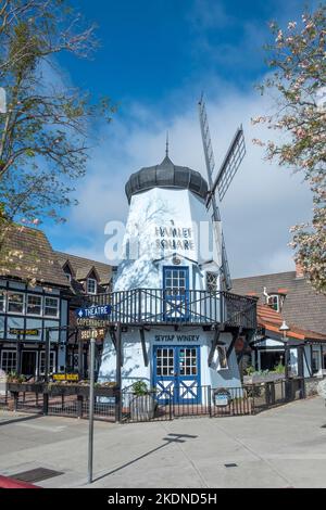 Solvang, Kalifornien, USA - 22. APRIL 2019: Alte Windmühle in der historischen Innenstadt von Solvang, Santa Ynez Valley in Santa Barbara County. Ein dänisches Dorf ist Stockfoto