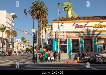 Los Angeles, USA - 17. März 2019: Menschen an einer Fußgängerüberführung am Hollywood Boulevard in Los Angeles. Stockfoto