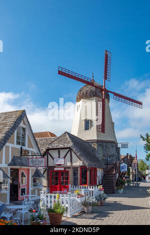 Solvang, Kalifornien, USA - 22. APRIL 2019: Alte Windmühle in der historischen Innenstadt von Solvang, Santa Ynez Valley in Santa Barbara County. Ein dänisches Dorf ist Stockfoto