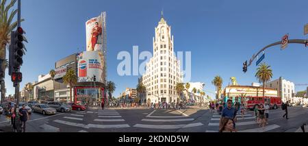 Los Angeles, USA - 17. März 2019: Menschen an einer Fußgängerüberführung am Hollywood Boulevard in Los Angeles. Stockfoto