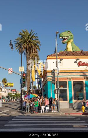 Los Angeles, USA - 17. März 2019: Menschen an einer Fußgängerüberführung am Hollywood Boulevard in Los Angeles. Stockfoto