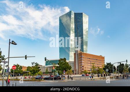 Frankfurt, Deutschland - 25. August 2022: Tagsüber Neubau der europäischen Zentralbank in Frankfurt. Stockfoto