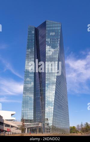 Frankfurt, Deutschland - 25. August 2022: Tagsüber Neubau der europäischen Zentralbank in Frankfurt. Stockfoto