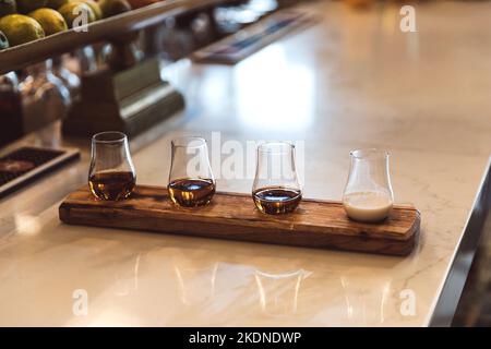 Ein Flug aus handgefertigten bourbonen und Bourbon-Creme Stockfoto