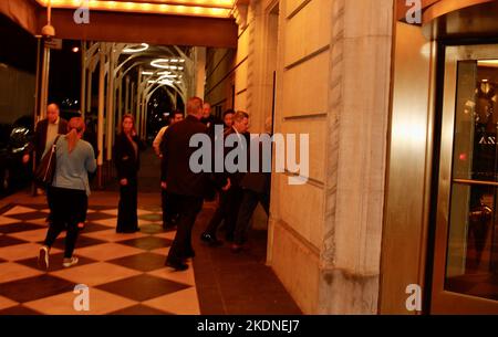 New York, USA. 7.. November 2022. (NEU) Dr. Fauci bei der Ankunft zu einem Treffen im Plaza Hotel in New York. 7. November 2022, New York, USA: Dr. Anthony Stephen Fauci, ein amerikanischer Arzt, Wissenschaftler und Immunologe, der als Direktor des National Institute of Allergy and Infectious Diseases und Chief Medical Advisor des US-Präsidenten tätig ist, wird zu einem Treffen im Plaza Hotel in New York erwartet. (Bild: © Niyi Fote/TheNEWS2 via ZUMA Press Wire) Stockfoto