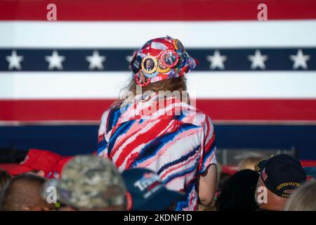 Ein patriotischer Trump-Anhänger trägt bei einer „Save America“-Kundgebung in Robstown, Texas, Rot, Weiß und Blau mit Trump-Knöpfen auf dem ganzen Hut. Stockfoto