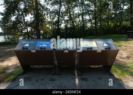 Müll- und Recyclingbehälter im Deas Island Regional Park in Delta, British Columbia, Kanada Stockfoto