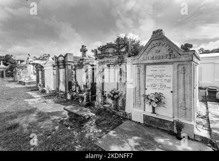 New Orleans, USA - 16. Juli 2013: Lafayette Friedhof in New Orleans mit historischen Grabsteinen. Stockfoto