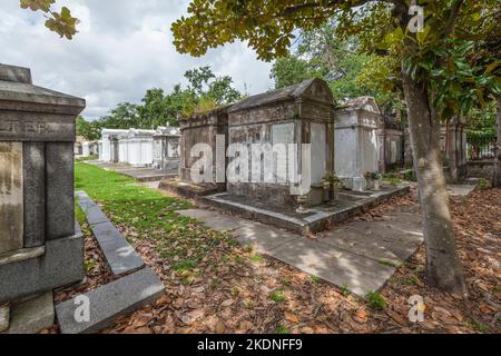 New Orleans, USA - 16. Juli 2013: Lafayette Friedhof in New Orleans mit historischen Grabsteinen. Stockfoto