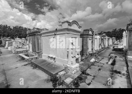 New Orleans, USA - 16. Juli 2013: Lafayette Friedhof in New Orleans mit historischen Grabsteinen. Stockfoto