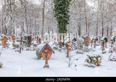 München, Deutschland - 16. Januar 2017: Ansicht des berühmten Westfriedhofs von München mit historischen Grabsteinen, am bekanntesten ist das Grab der persischen Königin S. Stockfoto