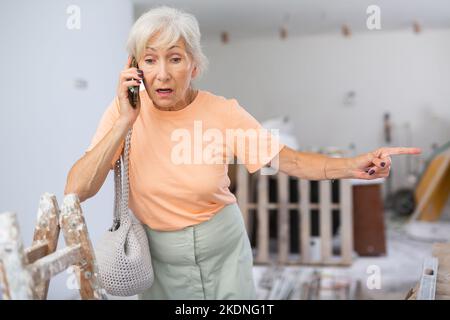 Frau unzufrieden mit dem Ergebnis der inneren Werke Stockfoto