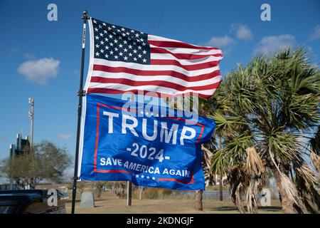 Bei einer Kundgebung von Save America in Robstown, Texas, am 22. Oktober 2022, fliegt eine amerikanische Flagge neben einer Trump 2024-Flagge auf der Rückseite eines Lastwagens. Stockfoto