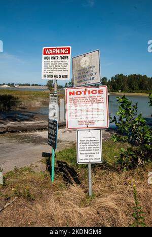 Hinweisschilder an der Captain's Cove Marina in Delta, British Columbia, Kanada Stockfoto