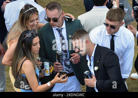 Melbourne, Victoria, Australien. 5.. November 2022. Jockeys und Menschen nehmen am 4.. Tag des Melbourne Cup Carnival 2022 im Flemington Racing Club Victoria Derby Day in Melbourne Teil. (Bild: © Rana Sajid Hussain/Pacific Press via ZUMA Press Wire) Stockfoto