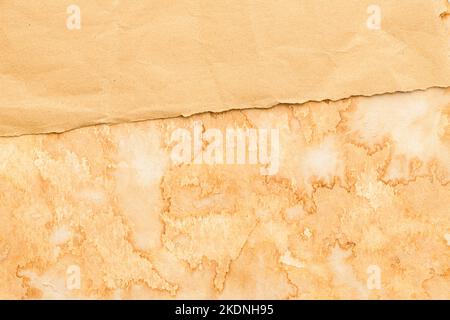 Abstrakte Textur aus gestreiftem Papier in zwei Brauntönen für leere und reine Hintergründe. Stockfoto