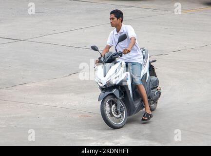 SAMUT PRAKAN, THAILAND, SEP 28 2022, Ein junger Mann fährt ein Motorrad auf der Stadtstraße Stockfoto