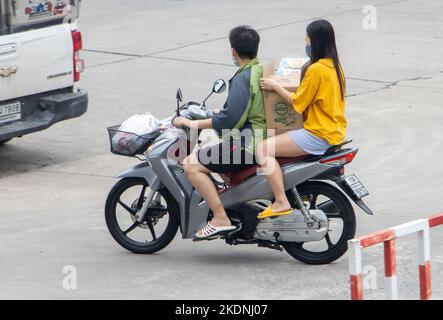 SAMUT PRAKAN, THAILAND, SEP 28 2022, Ein Paar fährt mit einer Ladung Motorrad Stockfoto