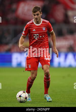 München, 1.. November 2022. Josip Stanisic von Bayern München beim UEFA Champions League Spiel in der Allianz Arena, München. Bildnachweis sollte lauten: Jonathan Moscrop / Sportimage Stockfoto