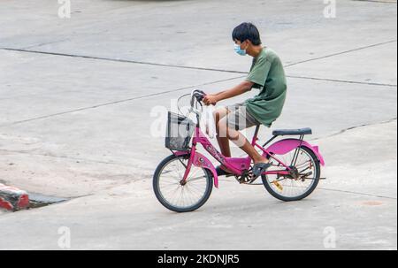 SAMUT PRAKAN, THAILAND, SEP 28 2022, Ein Mann fährt auf einem Fahrrad auf der Stadtstraße. Stockfoto