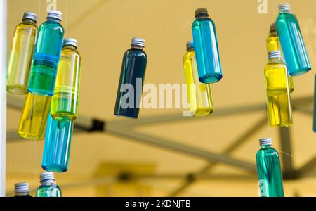 Blaue und gelbe Flaschen mit Essenzöl im Spa-Salon Stockfoto