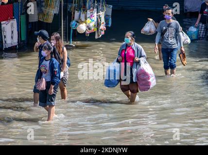 SAMUT PRAKAN, THAILAND, OCT 29 2022, Kaufleute laufen durch die überflutete Straße Stockfoto