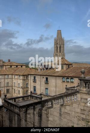 Ein Blick auf den Turm der Kirche St. Felix in Girona Stockfoto