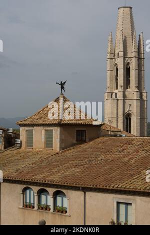 Ein Blick auf den Turm der Kirche St. Felix in Girona Stockfoto