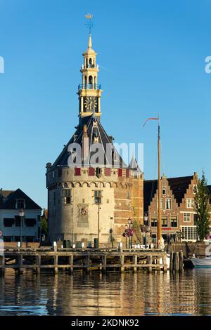 Blick auf Hoofdtoren, Turm neben Kai in Hoorn Stockfoto