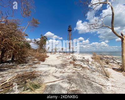Sanibel Island, FL, USA--10/06/2022--der Leuchtturm von Sanibel Island ist von Schäden und Trümmern des Turms Ian umgeben. Jocelyn Augustino/FEMA Stockfoto