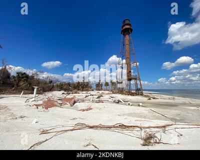 Sanibel Island, FL, USA--10/06/2022--der Leuchtturm von Sanibel Island ist von Schäden und Trümmern des Turms Ian umgeben. Jocelyn Augustino/FEMA Stockfoto