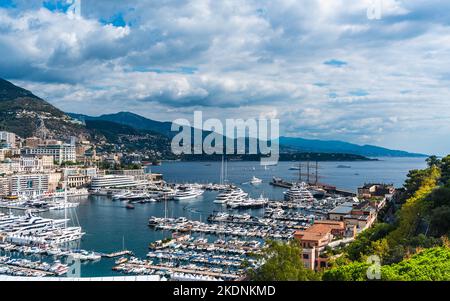 Blick auf die Stadt und den Hafen von Monaco, das Fürstentum Monaco, Monaco, die französische Riviera Stockfoto