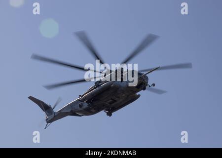 Ein US Marine Corps CH-53E Super Hengst bereitet sich auf die Durchführung eines externen Aufzugs während einer Trainingsveranstaltung in Camp Hansen, Okinawa, Japan, am 3. November 2022 vor. Das Training erhöhte die Fähigkeiten auf dem Schlachtfeld und die Kampfbereitschaft in allen Einheiten der Marine Air-Ground Task Force und erweiterte gleichzeitig die Fähigkeit für Kommandeure, Artillerieanlagen in kargem Gelände zu verlagern. (USA Marine Corps Foto von CPL. Lorenzo Ducato) Stockfoto