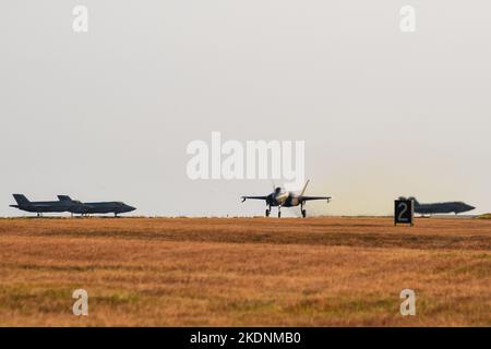 Vier US Marine Corps F-35B Lightning II Flugzeuge vom Marine Fighter Attack Squadron (VMFA) 242 bereiten sich auf den Abflug der Fluglinie auf der Kunstan Air Base, Republik Korea, 31. Oktober 2022 vor. Das Flugzeug reiste nach Kunsan als Teil des von der Pacific Air Forces gesponserten VIGILANT STURM 23 Trainingsereignisses. VIGILANT STORM ist ein regelmäßig geplantes Training, das darauf ausgerichtet ist, die Kampfbereitschaft und Überlebensfähigkeit der US- und ROK-Streitkräfte zu verbessern und die Fähigkeiten zu erhalten, um die ROK-USA weiter zu stärken Allianz. (USA Air Force Foto von Tech. Sgt. Timothy Dischinat) Stockfoto