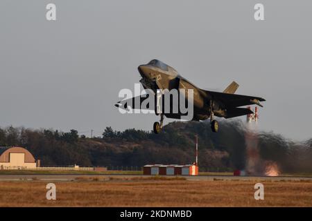 Ein U.S. Marine Corps F-35B Lightning II Flugzeug vom Marine Fighter Attack Squadron (VMFA) 242 startet die Fluglinie auf dem Kunstan Air Base, Republik Korea, 31. Oktober 2022. Das Flugzeug reiste nach Kunsan als Teil des von der Pacific Air Forces gesponserten VIGILANT STURM 23 Trainingsereignisses. VIGILANT STORM integriert US- und ROK-Kräfte, um Verfahren zur gegenseitigen Unterstützung zu trainieren und maximiert die Befehls- und Kontrollkapazitäten, um das Verständnis und das Vertrauen zwischen den beiden Nationen zu verbessern. (USA Air Force Foto von Tech. Sgt. Timothy Dischinat) Stockfoto