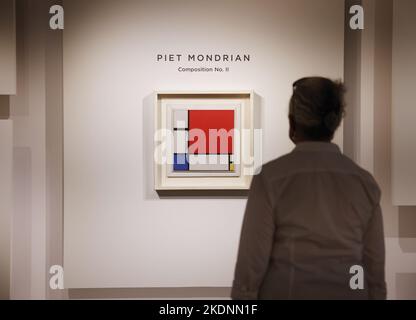 New York, Usa. 07.. November 2022. Die Komposition Nr. II von Piet Mondrian ist am Montag, den 7. November 2022, im Rahmen der Modern Evening Auction Collection bei Sotheby's in New York City auf einer Presseinterpremiere für Sothebys November-Auktionen für moderne und zeitgenössische Kunst zu sehen. Foto von John Angelillo/UPI Credit: UPI/Alamy Live News Stockfoto