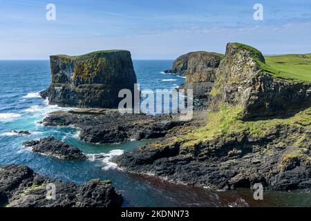 Der Meeresstapel von Dùn Mòr auf der Insel Sanday, Schottland, Vereinigtes Königreich. Stockfoto