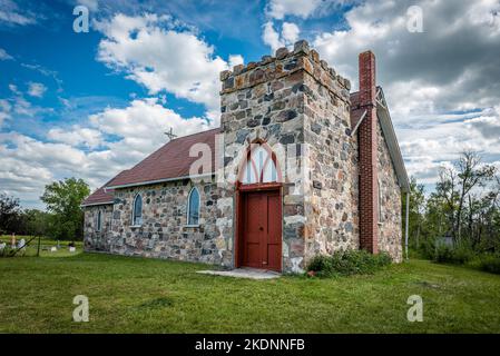 St. Thomas Anglican Church in der Nähe von McLean, Saskatchewan, erbaut 1898 komplett aus Feldstein Stockfoto
