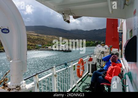 An Bord der Caledonischen MacBrayne Small Isles Fähre, der MV Lochnevis, verlässt die Isle of Rum, Schottland, Großbritannien. Stockfoto