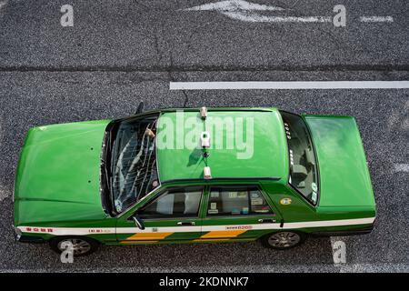 Tokio, Japan. 7.. November 2022. Ein Taxifahrer, der ein „Excellent Service Taxi“ fährt, wartet auf einen Passagier am Bahnhof Shinjuku (æ- å®¿é§…). Außerhalb der JR East Gates während der abendlichen Hauptverkehrszeit. Der Bahnhof Shinjuku ist nach Passagieraufkommen der verkehrsreichste S-Bahnhof der Welt. (Bild: © Taidgh Barron/ZUMA Press Wire) Stockfoto